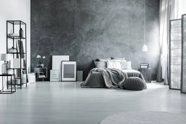 Dormitorio loft minimalista y gris — Foto de Stock