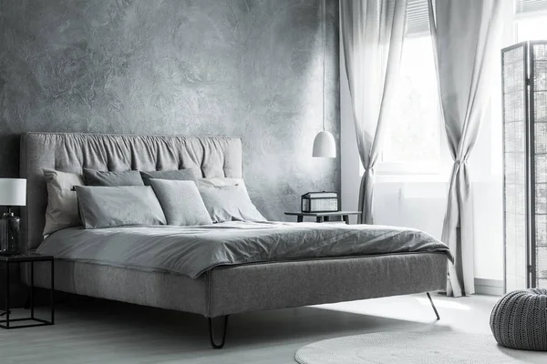 Interior del dormitorio gris y blanco — Foto de Stock