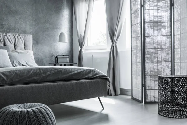 Gri duvar ile konforlu yatak odası