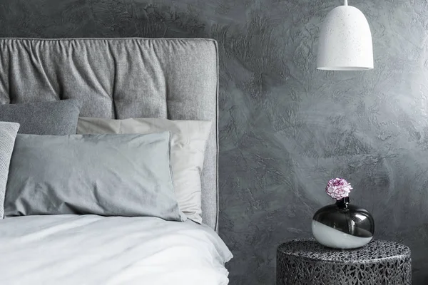 Крупним планом, сіре ліжко, текстурована стіна — стокове фото