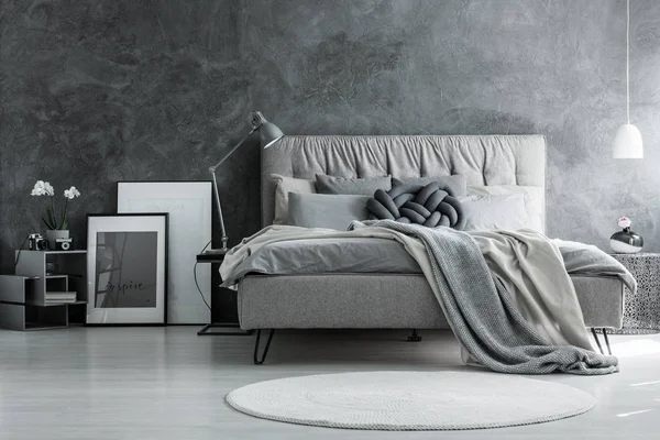 Loft slaapkamer met grijs design — Stockfoto