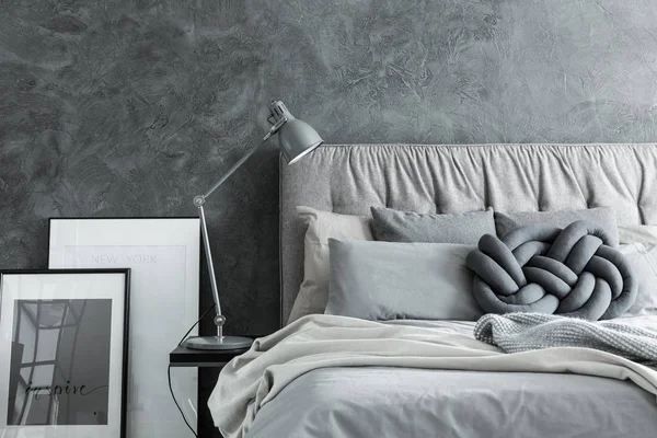 Close-up, slaapkamer met grijze voorbord — Stockfoto