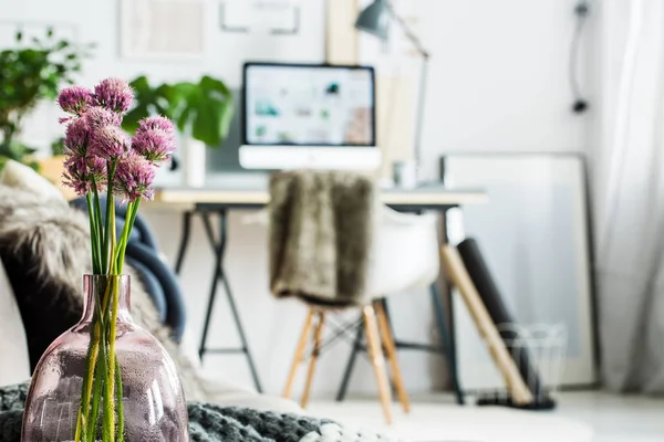 Fleurs violettes dans un vase en verre — Photo