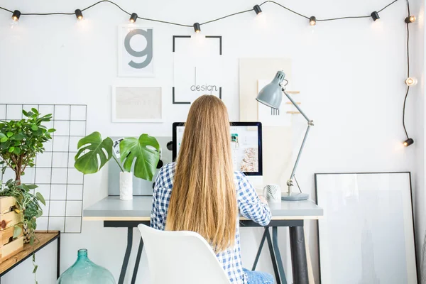 Person mit langen lockigen Haaren — Stockfoto