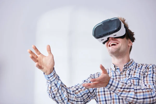 Uomo utilizzando cuffie realtà virtuale — Foto Stock