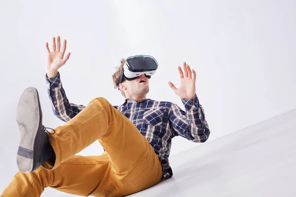 Boy plays with virtual reality glasses — Stock Photo, Image