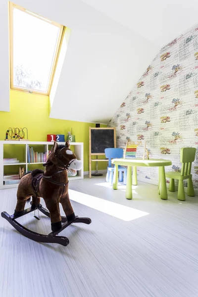 Caballo de gallo en una habitación infantil — Foto de Stock