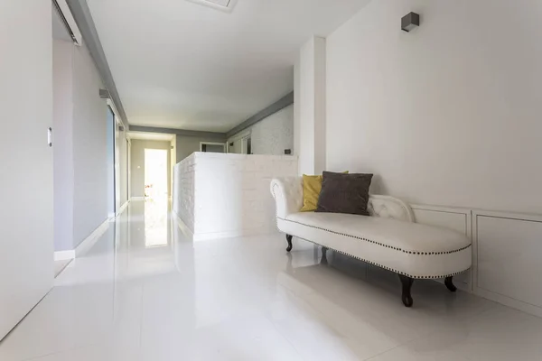 Koridor beyaz fayans parlayan ile — Stok fotoğraf