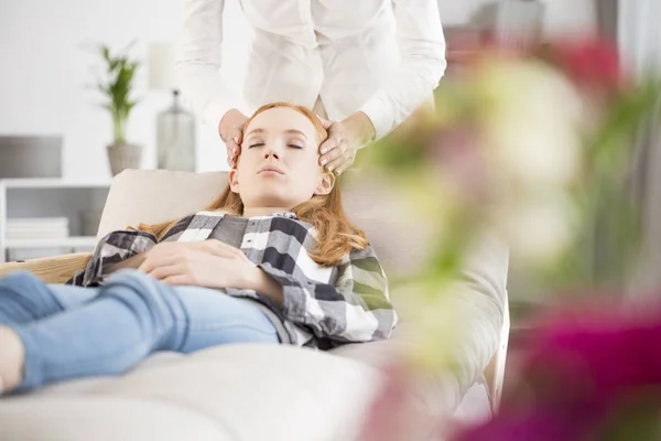 Mujer teniendo masaje de cabeza de relajación — Foto de Stock