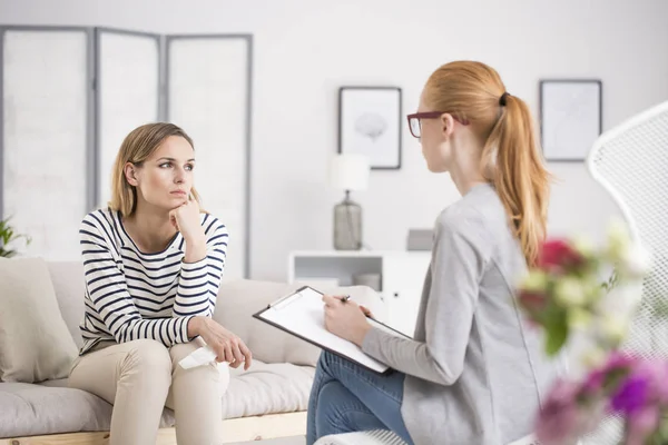 Doordachte vrouw tijdens sessie — Stockfoto