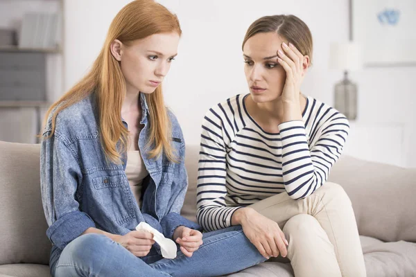 Kvinna tröstande ledsen deprimerad syster — Stockfoto