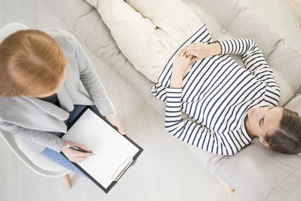 Hoher Winkel, Patient auf der Couch — Stockfoto