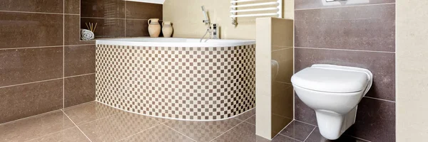 Brown bagno piastrellato — Foto Stock