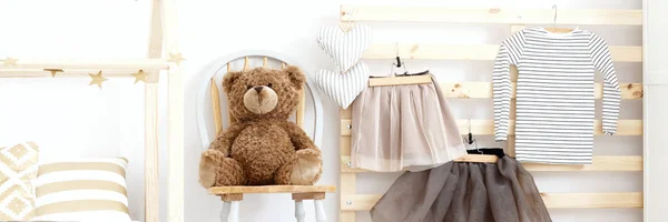 Girl's bedroom with teddy bear — Stock Photo, Image