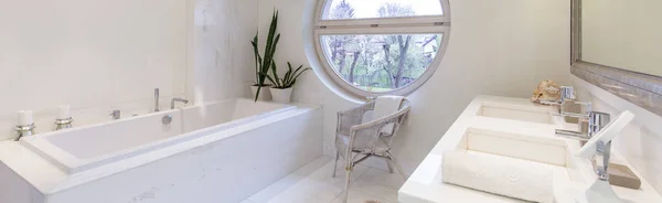Jendela oval di kamar mandi — Stok Foto