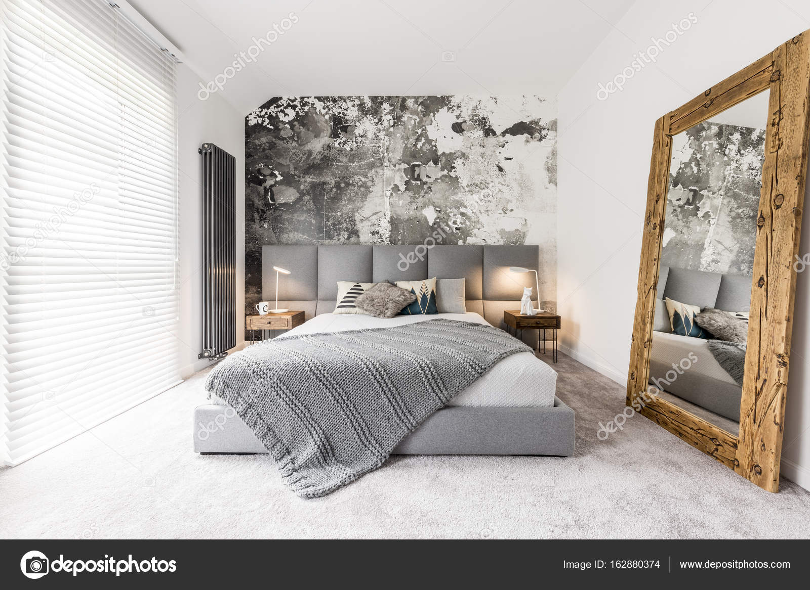 Camera da letto con grande specchio in legno — Foto Stock ... Camera da letto con grande specchio in legno — Foto Stock ...