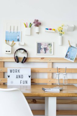 Notebook ve kavanoz üstünde okul sırası