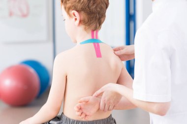 Kırmızı saçlı streching çocuktur