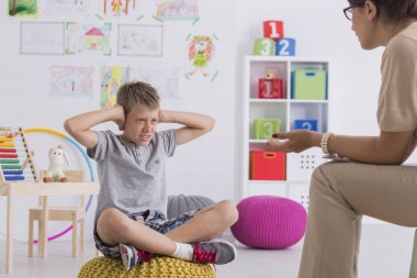 Kulakları tedavisi sırasında uyuşukluk görülebilir kapsayan çocuk