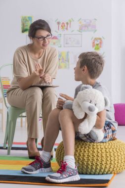 Oyuncak ayı tedavisi sırasında uyuşukluk görülebilir tutan çocuk