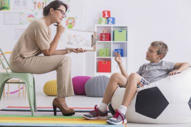 Çocuk ve psikoterapist çizim tartışıyor