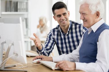 Görev açıklayan öğretmen