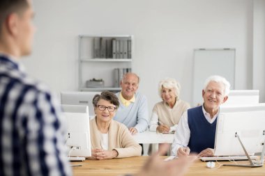 Yaşlı insanlar öğretmen için dinleme