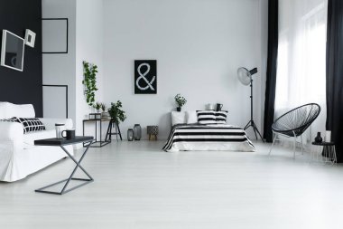 Siyah ve beyaz fincan kahve masada 