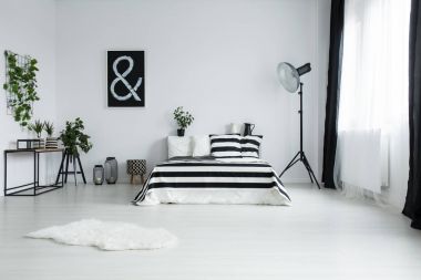 Beyaz kürk minimalist yatak odasında katta