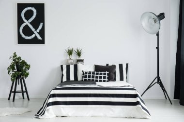 Beyaz işareti ile siyah resim 