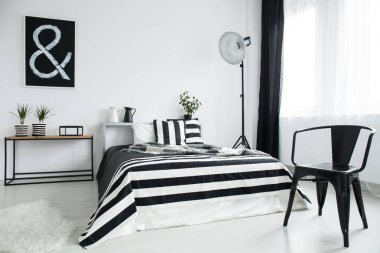 Siyah sandalye tasarlanmış 