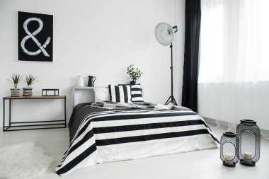 Fener yerde mumlar ile