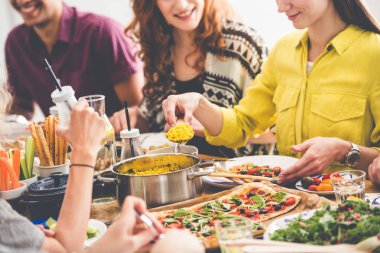 Kadın darı kabuğu çıkarılmış tane yiyor