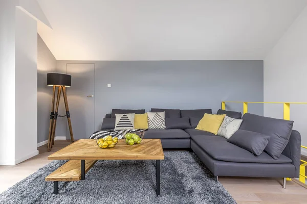 Camera con divano ad angolo grigio — Foto Stock