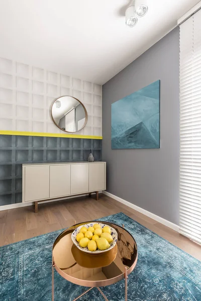 Chambre colorée avec table en cuivre — Photo