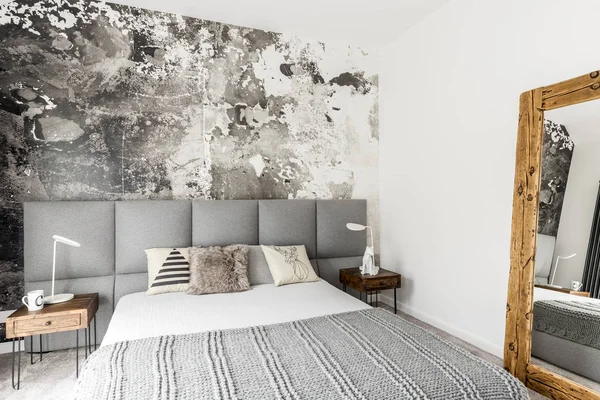 Slaapkamer met abstracte grunge muur — Stockfoto