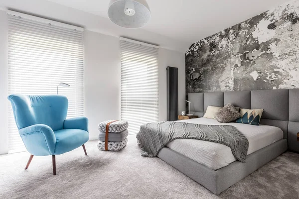 Slaapkamer met vintage blauwe leunstoel — Stockfoto