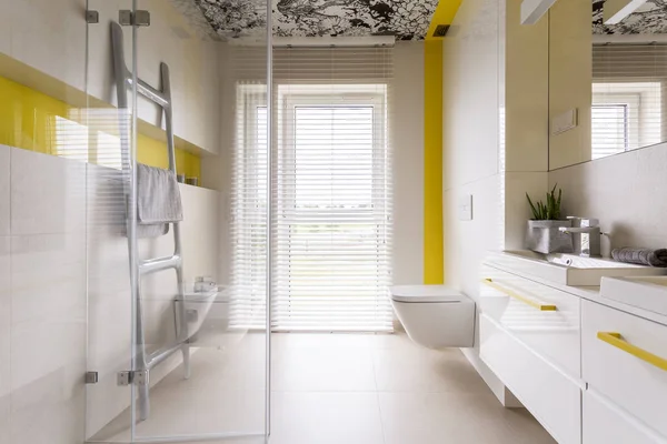 Роскошная ванная комната с желтыми деталями — стоковое фото