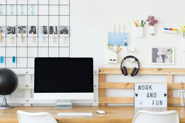 Gros plan du bureau avec écouteurs — Photo