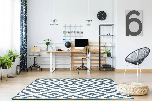 Sillón de diseño en interior de oficina — Foto de Stock