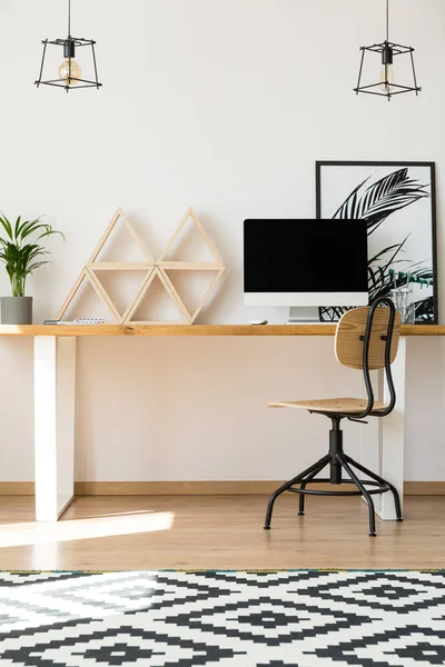Estantes triangulares de madera en el escritorio — Foto de Stock