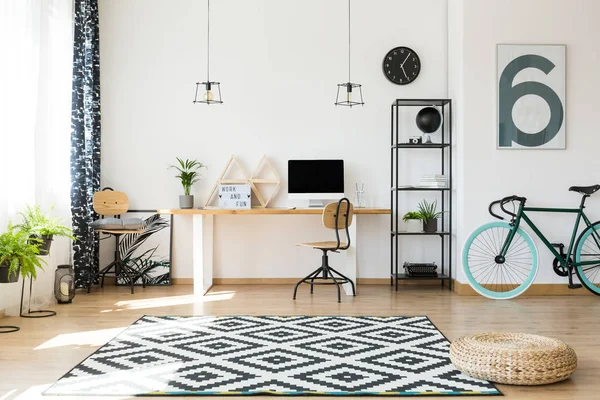 Sandalye gizli poster