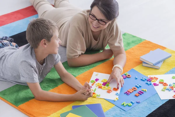 Woman and kid solving puzzle — Stock Photo, Image