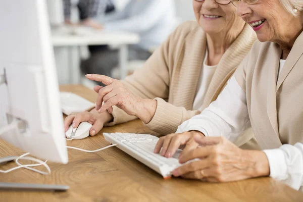 Mãos no teclado e no mouse — Fotografia de Stock