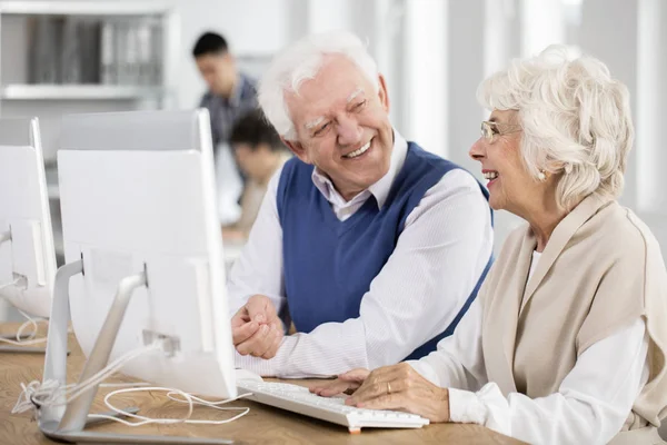 Anciãos fazendo amigos — Fotografia de Stock