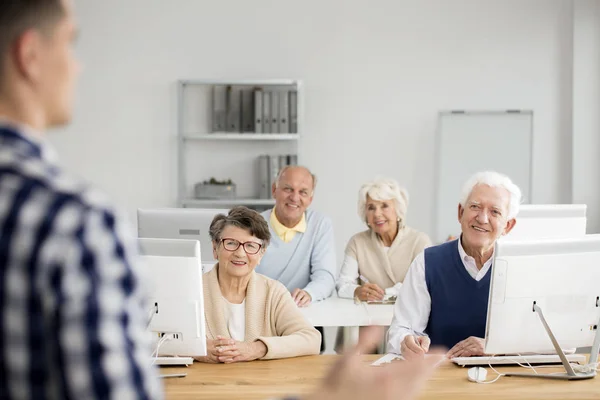 Oude mensen luisteren naar leraar — Stockfoto