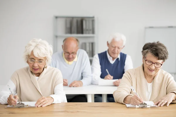 Testul de scriere a seniorilor — Fotografie, imagine de stoc
