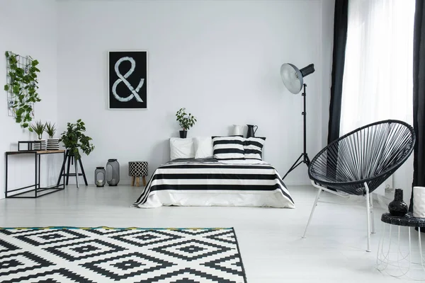 Csíkos mintájú, elegáns hálószoba ágy — Stock Fotó