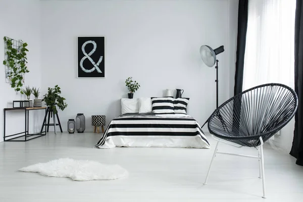 Dirancang kursi hitam di kamar tidur modern — Stok Foto