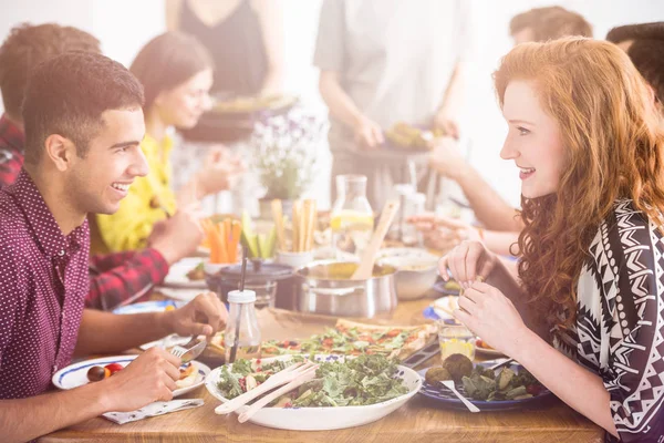 Pohledný muž se těší vegetariánské jídlo — Stock fotografie